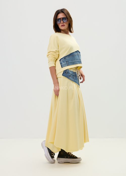Długa spódnica w kolorze pastelowej żółci z efektowną wstawką jeansową i wiązaniem w pasie.