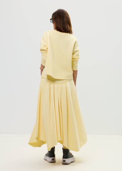 Długa spódnica w kolorze pastelowej żółci z efektowną wstawką jeansową i wiązaniem w pasie.