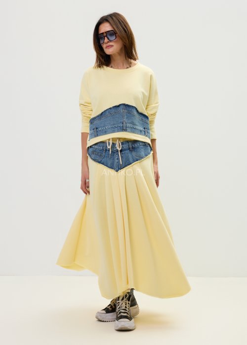 Długa spódnica w kolorze pastelowej żółci z efektowną wstawką jeansową i wiązaniem w pasie.