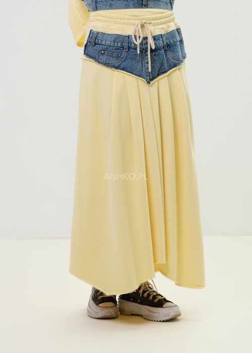 Długa spódnica w kolorze pastelowej żółci z efektowną wstawką jeansową i wiązaniem w pasie.