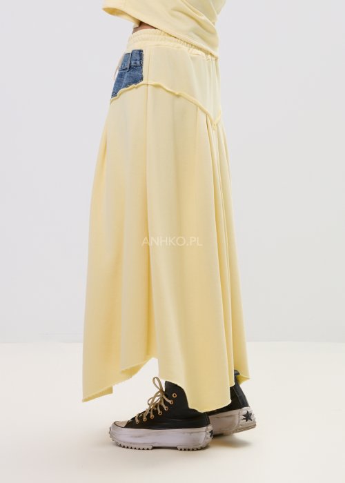 Długa spódnica w kolorze pastelowej żółci z efektowną wstawką jeansową i wiązaniem w pasie.