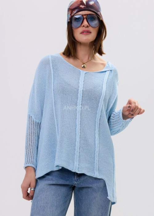 Sweter oversize w kolorze jasnego niebieskiego z dekoracyjnym splotem i przewiewną strukturą