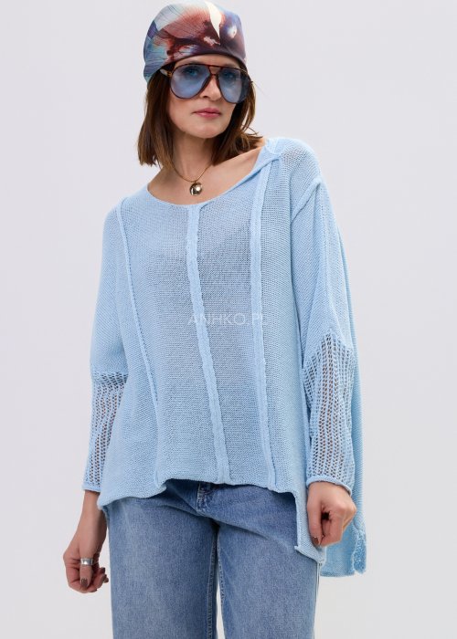 Sweter oversize w kolorze jasnego niebieskiego z dekoracyjnym splotem i przewiewną strukturą