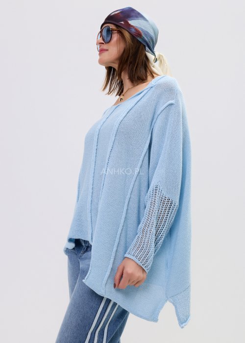 Sweter oversize w kolorze jasnego niebieskiego z dekoracyjnym splotem i przewiewną strukturą