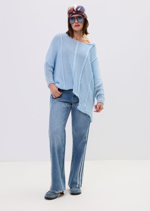 Sweter oversize w kolorze jasnego niebieskiego z dekoracyjnym splotem i przewiewną strukturą