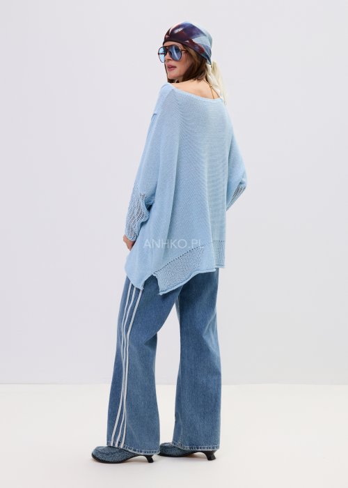 Sweter oversize w kolorze jasnego niebieskiego z dekoracyjnym splotem i przewiewną strukturą