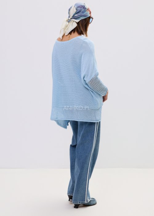 Sweter oversize w kolorze jasnego niebieskiego z dekoracyjnym splotem i przewiewną strukturą