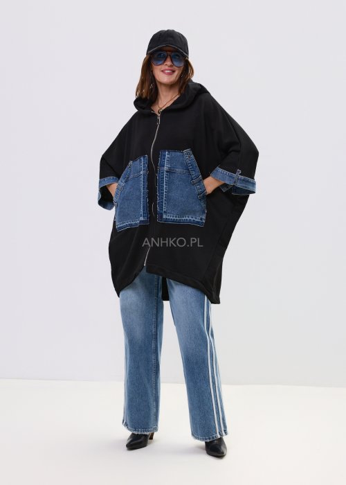 Czarna bluza damska z kapturem i zamkiem, z dużymi kieszeniami z denimu i luźnym fasonem.
