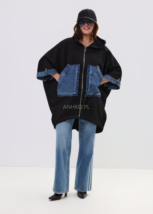 Czarna bluza damska z kapturem i zamkiem, z dużymi kieszeniami z denimu i luźnym fasonem.