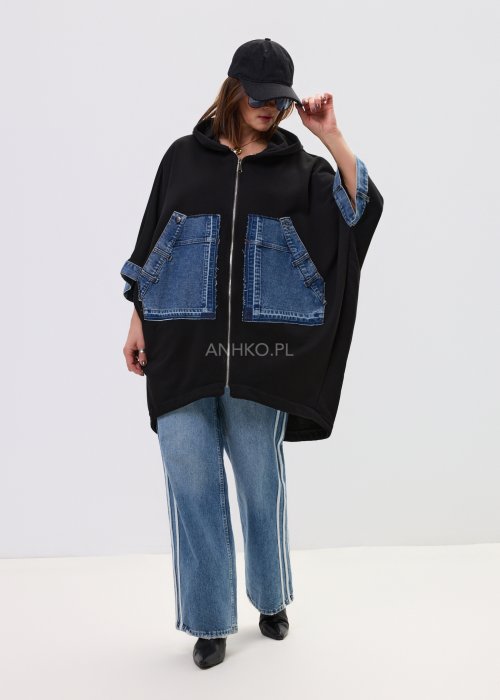 Czarna bluza damska z kapturem i zamkiem, z dużymi kieszeniami z denimu i luźnym fasonem.