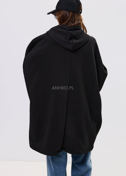 Czarna bluza damska z kapturem i zamkiem, z dużymi kieszeniami z denimu i luźnym fasonem.