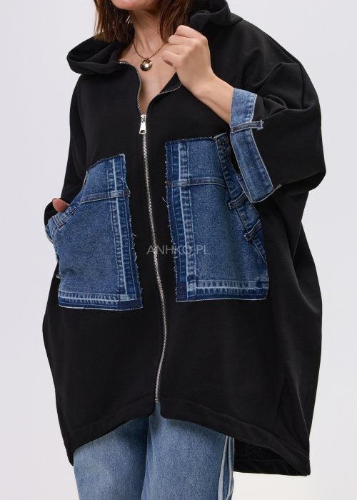 Czarna bluza damska z kapturem i zamkiem, z dużymi kieszeniami z denimu i luźnym fasonem.