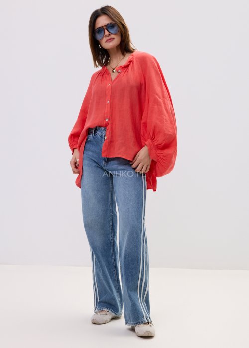 Koszula oversize w kolorze koralowym z lekkiej tkaniny, z szerokimi rękawami i subtelnym dekoltem.