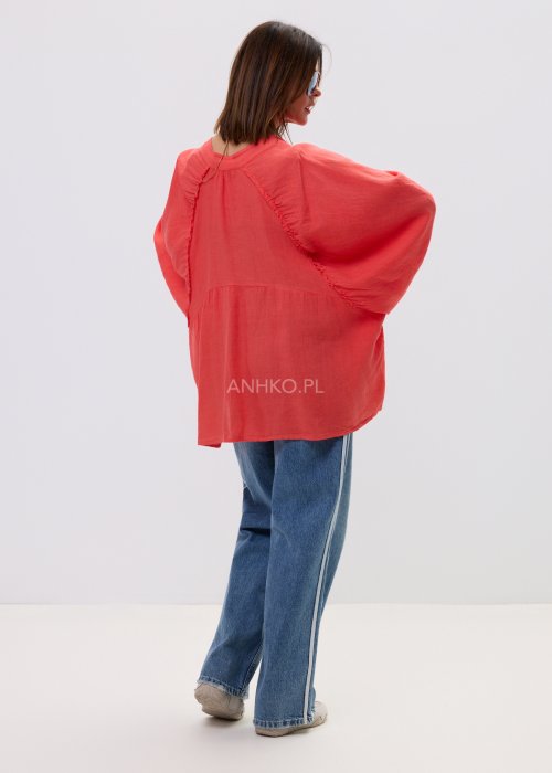 Koszula oversize w kolorze koralowym z lekkiej tkaniny, z szerokimi rękawami i subtelnym dekoltem.