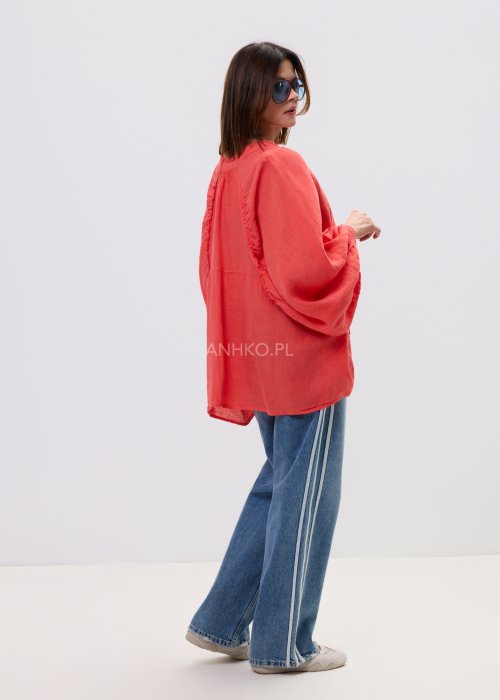 Koszula oversize w kolorze koralowym z lekkiej tkaniny, z szerokimi rękawami i subtelnym dekoltem.