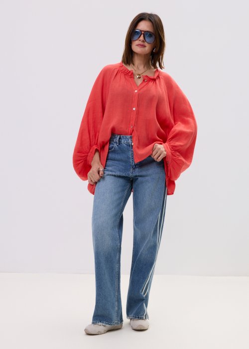 Koszula oversize w kolorze koralowym z lekkiej tkaniny, z szerokimi rękawami i subtelnym dekoltem.