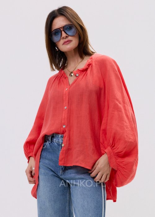 Koszula oversize w kolorze koralowym z lekkiej tkaniny, z szerokimi rękawami i subtelnym dekoltem.