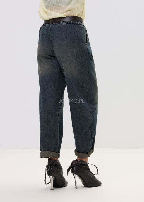 Jeansowe spodnie damskie o swobodnym fasonie, z prostą nogawką i minimalistycznym wykończeniem.