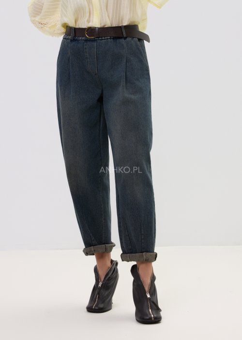 Jeansowe spodnie damskie o swobodnym fasonie, z prostą nogawką i minimalistycznym wykończeniem.