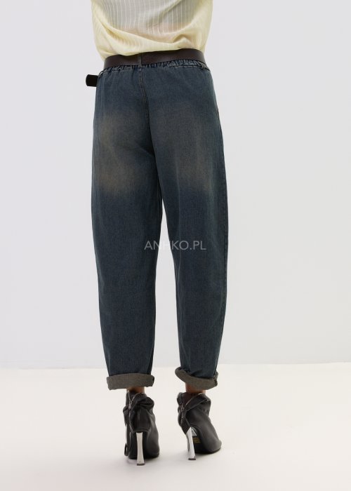 Jeansowe spodnie damskie o swobodnym fasonie, z prostą nogawką i minimalistycznym wykończeniem.