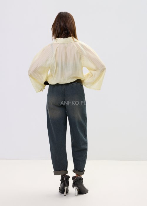 Jeansowe spodnie damskie o swobodnym fasonie, z prostą nogawką i minimalistycznym wykończeniem.