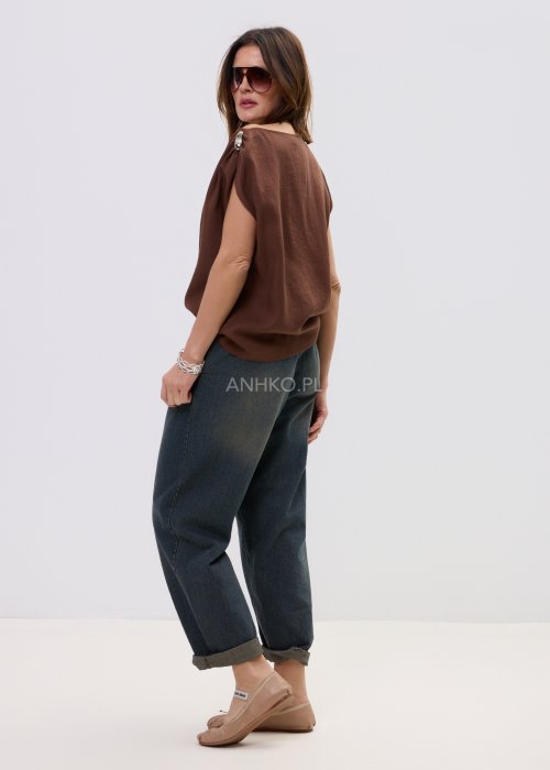 Jeansowe spodnie damskie o swobodnym fasonie, z prostą nogawką i minimalistycznym wykończeniem.