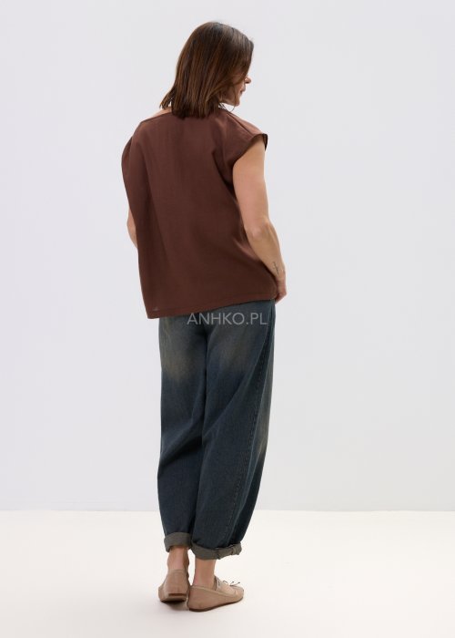 Jeansowe spodnie damskie o swobodnym fasonie, z prostą nogawką i minimalistycznym wykończeniem.