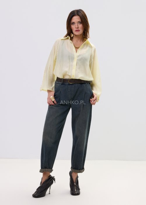 Koszula oversize w kolorze pastelowej żółci z subtelnym prążkiem i lekkiej, półtransparentnej tkaniny.