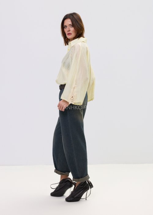 Koszula oversize w kolorze pastelowej żółci z subtelnym prążkiem i lekkiej, półtransparentnej tkaniny.