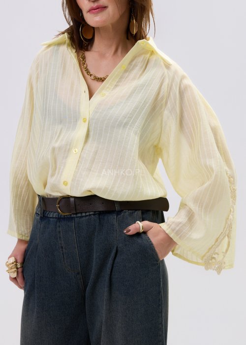 Koszula oversize w kolorze pastelowej żółci z subtelnym prążkiem i lekkiej, półtransparentnej tkaniny.