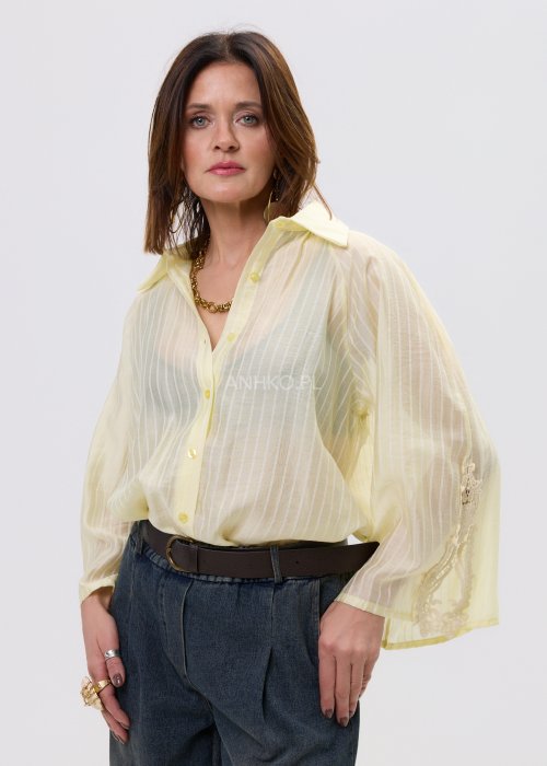 Koszula oversize w kolorze pastelowej żółci z subtelnym prążkiem i lekkiej, półtransparentnej tkaniny.
