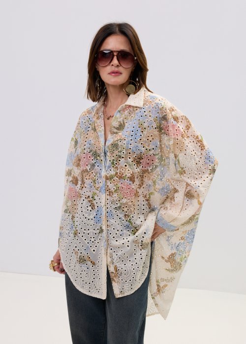 Koszula oversize z haftem ażurowym i kolorowym printem, o lekkiej i przewiewnej strukturze.