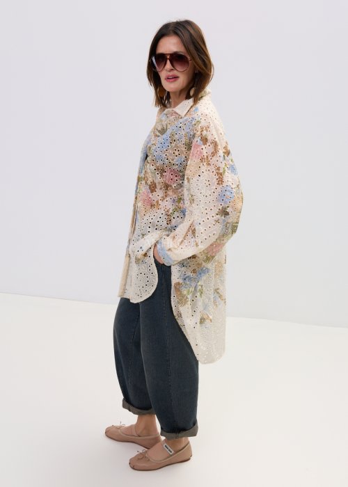 Koszula oversize z haftem ażurowym i kolorowym printem, o lekkiej i przewiewnej strukturze.