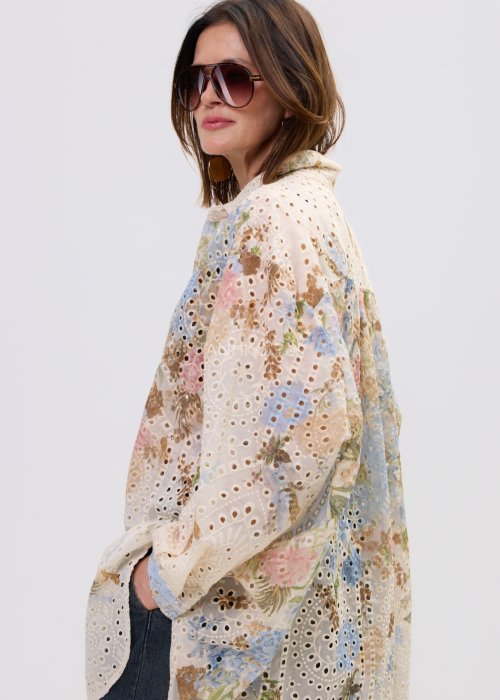 Koszula oversize z haftem ażurowym i kolorowym printem, o lekkiej i przewiewnej strukturze.