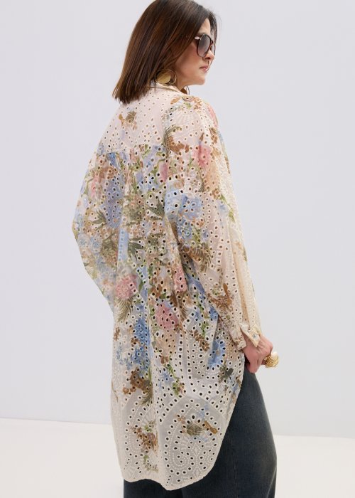 Koszula oversize z haftem ażurowym i kolorowym printem, o lekkiej i przewiewnej strukturze.