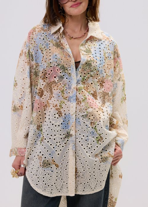 Koszula oversize z haftem ażurowym i kolorowym printem, o lekkiej i przewiewnej strukturze.