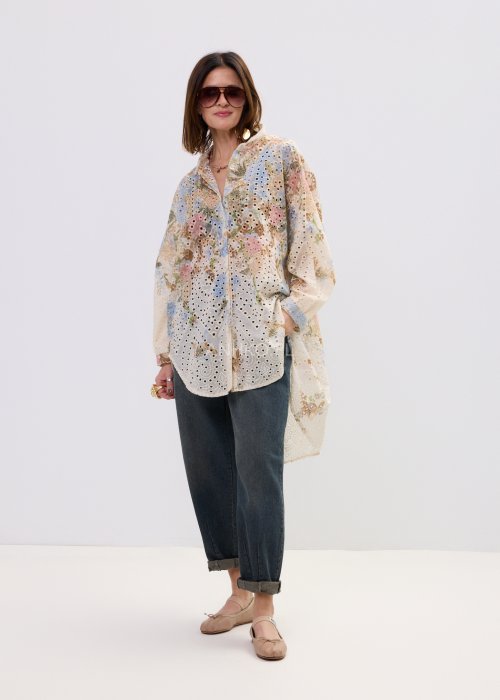 Koszula oversize z haftem ażurowym i kolorowym printem, o lekkiej i przewiewnej strukturze.