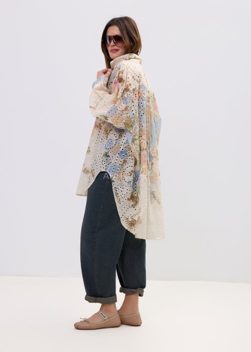 Koszula oversize z haftem ażurowym i kolorowym printem, o lekkiej i przewiewnej strukturze.