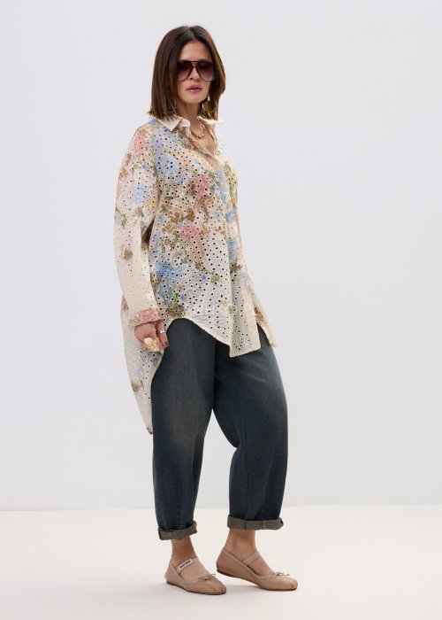 Koszula oversize z haftem ażurowym i kolorowym printem, o lekkiej i przewiewnej strukturze.
