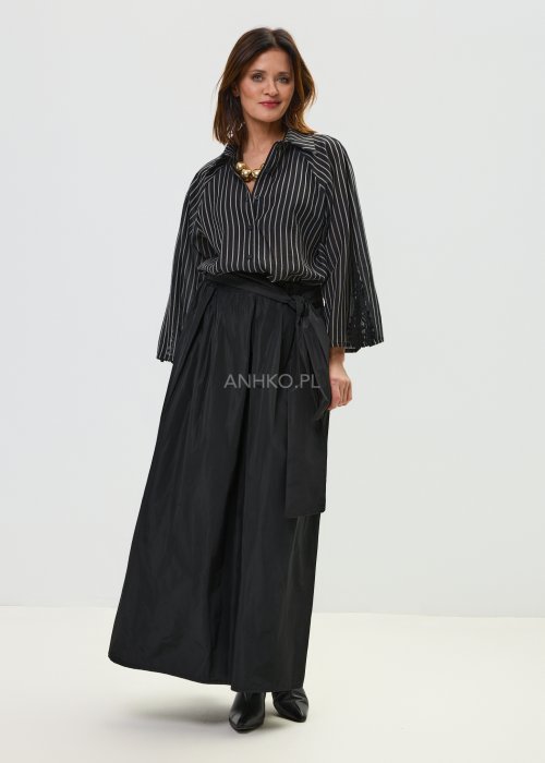 Naszyjnik damski z dużymi złotymi kulami na czarnym sznurku, o wyrazistym i nowoczesnym designie.