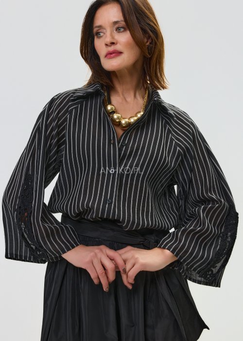 Naszyjnik damski z dużymi złotymi kulami na czarnym sznurku, o wyrazistym i nowoczesnym designie.