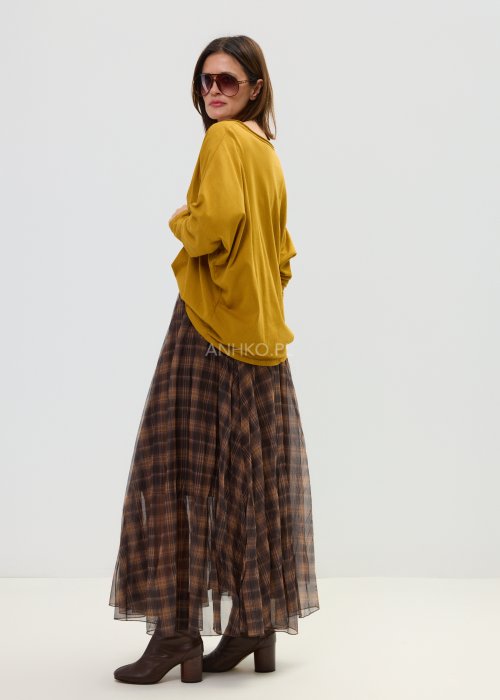 Długa spódnica damska w kratę brązową z transparentną warstwą i lekkim rozkloszowaniem.