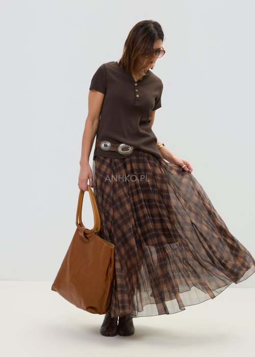 Brązowa koszulka damska z prążkowanej dzianiny, z krótkim rękawem i zapięciem pod szyją.