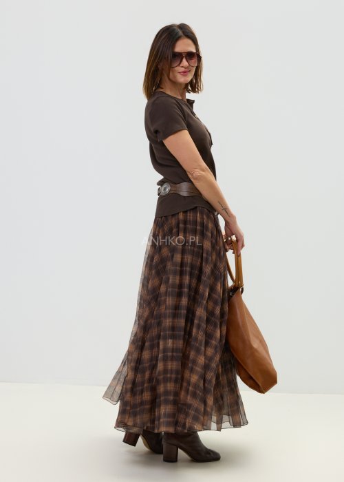 Brązowa koszulka damska z prążkowanej dzianiny, z krótkim rękawem i zapięciem pod szyją.