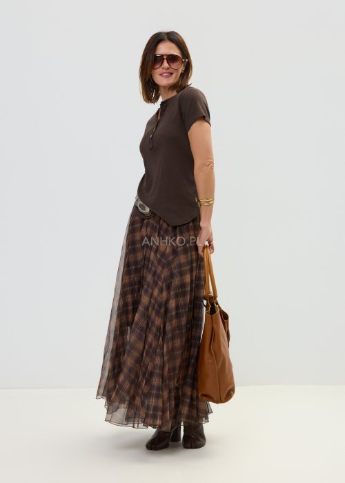 Brązowa koszulka damska z prążkowanej dzianiny, z krótkim rękawem i zapięciem pod szyją.