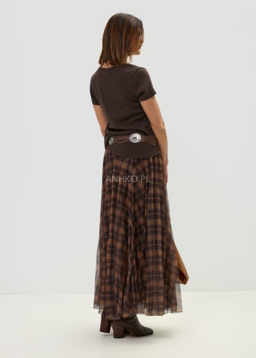 Brązowa koszulka damska z prążkowanej dzianiny, z krótkim rękawem i zapięciem pod szyją.