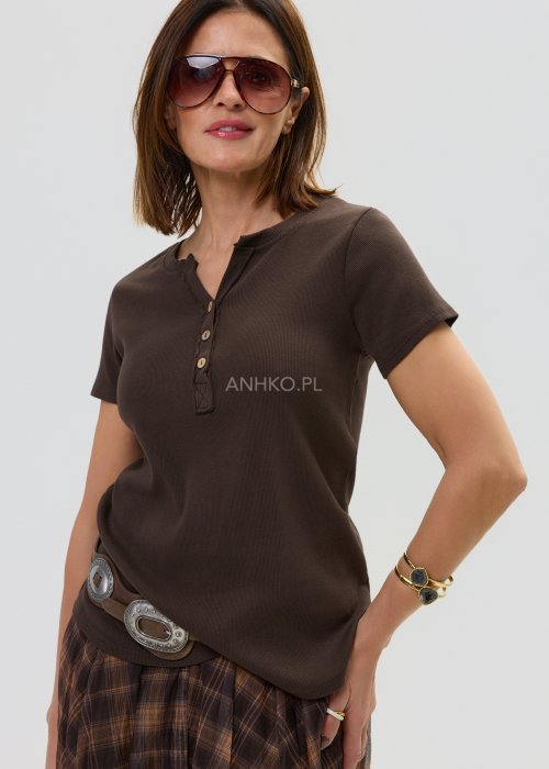 Brązowa koszulka damska z prążkowanej dzianiny, z krótkim rękawem i zapięciem pod szyją.