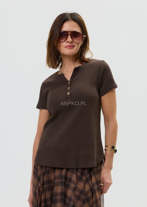 Brązowa koszulka damska z prążkowanej dzianiny, z krótkim rękawem i zapięciem pod szyją.