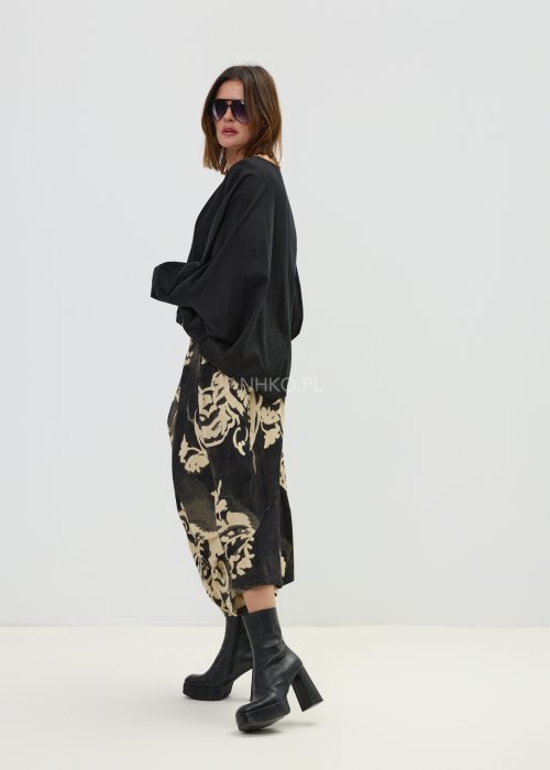 Czarna oversize’owa bluzka z długim rękawem