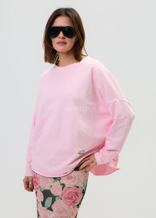 Różowa bluza damska oversize z długim rękawem i luźnym, swobodnym krojem.